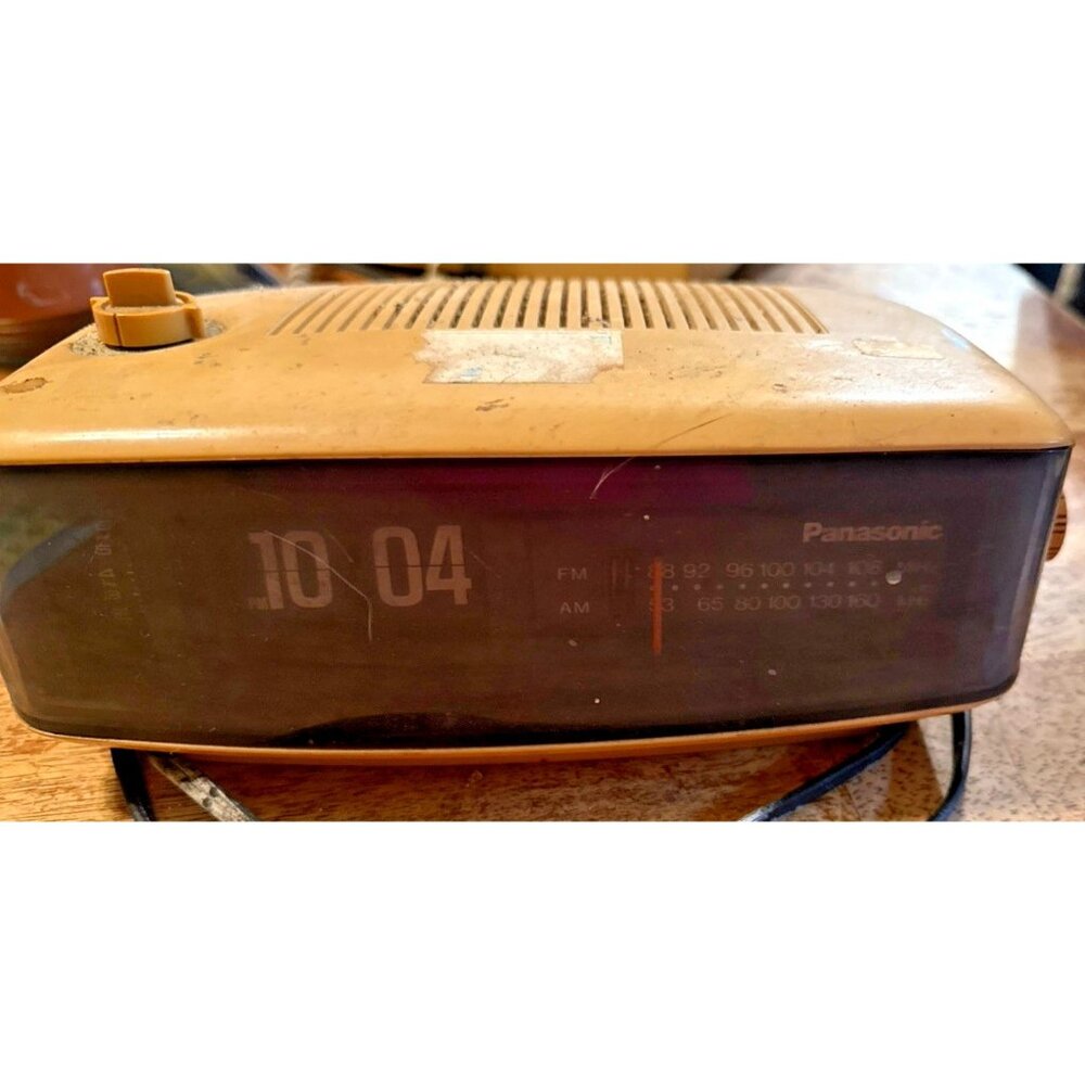 PANASONIC FLIP CLOCK RADIO MODEL RC-6001 CREAM COLORED AM/FM ALARM Vintage